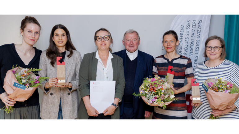 Les lauréates du Prix catholique des médias, entourent Mgr Josef Stübi, 13 mai 2025 | © VOLLTOLL / Jana Leu