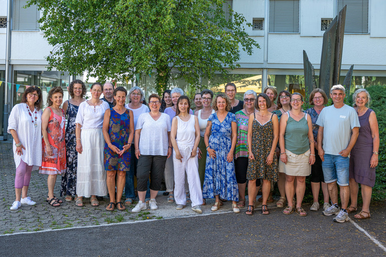 La volée 2024/2025 : Jessica Coral, Vendlincourt; Brigitte Fleury, Reconvilier; Anne Frésard, Le Bémont ; Simone Friedli Chételat, Courtételle ; Florine Gigon, Grandfontaine ; Maryline Guélat, Porrentruy ; Nicole Guyot, Courtételle ; Christine Gygax, Courtételle ; Sandra Hammel, Delémont ; Joanne Hurter Zurbuchen, Pontenet ; Nadia Klaoua, Delle ; Alain Kummer, Courroux ; Annick Meister, Court ; Patricia Mercier-Gentile, Bévilard ; Cristel Munoz, Courtemautruy ; Isabelle Nicoulin, Courcelon ; Dominique Oberli, Les Genevez ; Laure Philippe, Bassecourt ; Josiane Puippe, Delémont ; Vitaline Roth, Les Genevez ; Dominique Stolz, Develier ; Rolande Willemin, Soulce.